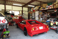 たまたま整備工場で「328GTS」を見つけたの図。