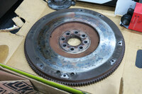 取り外したフライホイールは研磨して再利用するとのこと。今回、筆者の「バイパー」に使われたフライホイールもリユース品で、おかげでこの部分のコストを大幅に抑えることができた。