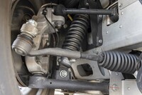 サスペンションは前後ともにダブルウイッシュボーン式。オプションの「ダイナミックハンドリングパック」を選択すると、英ナイトロンと共同開発したシングルウェイのダンピング調整機能および車高調整機構付きのショックアブソーバーと、パフォーマンススプリング、リアアンチロールバーが装備される。