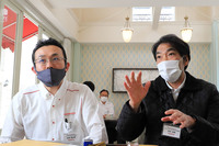 「ホンダセンシングエリート」の将来について語る荒木さん（右）と、石坂さん（左）。今後は機能の進化に加え、他車種への水平展開やインターフェイスの改善についても取り組むとのことだった。