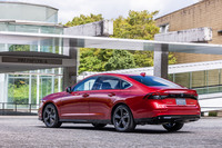 新型「アコード」は、より進化した2モーター式ハイブリッドシステムの搭載に加えて、最新のコネクティビティーとインフォテインメントシステム、安全運転支援技術の採用が特徴。“ホンダ初”の技術や装備が数多く盛り込まれている。