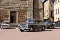 朝9時半過ぎ、メンバーたちは次々と広場に流れ込んできた。中央は「1100R」（1968年）。