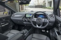 カーボン調のパネルやシルバーの加飾が目を引くインテリア。ハンドル位置は右のみとなる。