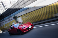 車両重量はソフトトップの「RS」グレードが1040kg（i-ELOOP＋i stop装着車）なのに対し、「RF RS」は1100kgとなっている。