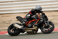 車両重量は200kg（燃料除く）と軽量。パワーウェイトレシオはおよそ1kg/PSと、ネイキッドモデルながらスーパースポーツに迫る数値となっている。