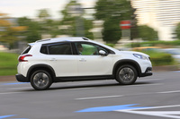 ボディーカラーは全6色。テスト車にはパール系の有償色「パールホワイト」が用いられていた。