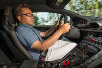 ステアリングを握る筆者。