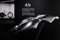 デザインテーマ「魂動 －SOUL of MOTION」を具現したオブジェ。強力なデザインへのこだわりによって高い評価を得てきたマツダ。今後もその方向性を貫くべきなのか、新しい方向へも目を向けるべきなのか……。読者諸氏の皆さまは、どう思ったでしょう。