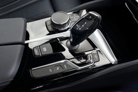 センターコンソールのシフトレバー周辺には、走行モードのセレクターやインフォテインメントシステムの操作スイッチが並ぶ。