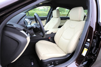 電動調整機構付きの本革シート。運転席には、歩行者などを検知すると振動してドライバーに知らせる「セーフティアラートシート」機能が搭載されている。