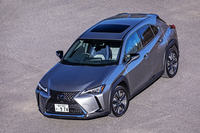 フロントグリルから後方に向かって複雑なラインで構成される「UX」のエクステリアデザイン。デザインのキーワードは「セキュア」で、これはSUVに備わる安心感や守られ感、力強さ、見晴らしの良さなどを意味するものだとレクサスは説明している。