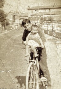 工場の片隅には昔日の写真が。ピーノさんが13歳年下のナターレさんを抱く、の図。