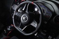 「ノート」の「NISMO」シリーズに共通して装備されるアルカンターラ巻きのステアリングホイール。赤いセンターマークとステッチ、ガンメタクロームの装飾が目を引く。