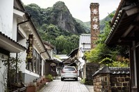 焼き物の街としておよそ400年の時を重ねてきた伊万里。沿道の窯元や陶磁器販売店も、そうした歴史を感じさせる。