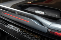 エアフローを改善するため、リアの上部に備えられたスロット入りのスポイラー。空力性能の改善は見えないところでも図られており、アンダーボディーも空力効率を最大化する形状となっているという。