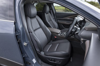 「Lパッケージ」に装備される本革シート。色は写真の「チャコール」と「ピュアホワイト」の2色が用意される。