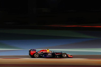 レッドブルのダニエル・リカルドは、予選で3番手タイムをマークしながら、前戦マレーシアGPでチームが起こした、ピットレーンでのアンセーフリリースのペナルティーで10グリッド降格、13番グリッドからスタートした。レースでは中盤までにポイント圏内に顔を出し、セーフティーカー後にはフレッシュなソフトタイヤを履き善戦。チームメイトのセバスチャン・ベッテル、そしてパワフルなメルセデス・ユニットを背負うヒュルケンベルグをも抜き、3位に終わったペレスには0.4秒差にまで詰め寄った。開幕戦2位で失格、2戦目のマレーシアではリタイアと踏んだり蹴ったりだったオージーにとって今季初入賞となる4位フィニッシュ。（Photo=Red Bull Racing）
    