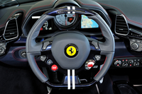 ステアリングホイールも、青地に白ストライプでコーディネート。エンブレムを取り囲むように、エンジン始動ボタンやウインカースイッチ、走行モード選択スイッチなどがレイアウトされる。