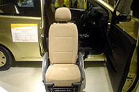 
	「ミラ・セルフマチック」は、この状態から車椅子が後退する形で引き込まれ、さらに回転することで運転姿勢をとれる。
	 