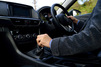 マニュアルトランスミッションは、ディーゼル車に限り選択可能。
    