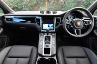 「マカンS」のインテリア。テスト車にはオプションの「ナチュラルレザーインテリア」が採用されていた。
    