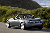 
	もちろん、最新モデルの記事も盛りだくさん。世界が注目する新しい「マツダ・ロードスター」（写真）の速報もある。
	 