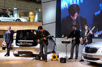 
	今度はバンドが舞台にあがり、ストーンズの曲を演奏。
	 