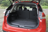 ガソリン車（2列シート車）の荷室。2分割式のフロアボードをアレンジすることで、棚や仕切りを設けることができる。後席を倒せば、1.8m級の長尺物にも対応可能。（写真をクリックすると、荷室のアレンジが見られます）
    