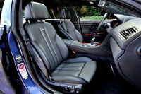 ナッパレザーのシートが備わる。シートバックにアルピナのメタルエンブレムが付く。