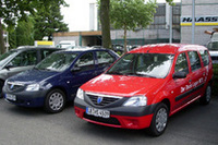 「ダチア・ローガン」（左）と、そのワゴン版「ローガンMCV」。