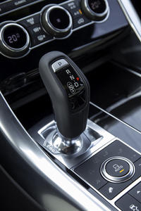 新型では、シフトセレクターの位置にも“ラグジュアリーであること”が追求されている！（写真＝ジャガー・ランドローバー）
    