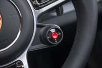 ステアリングホイールの右スポーク下に、ドライブモード選択用のロータリースイッチが備わる。黒いダイヤルで4つのモードが選べ、「レースハイブリッド」選択時に赤いボタンを押すと、最高出力に達する「ホットラップ」モードに入る。