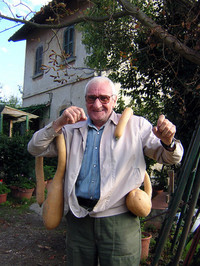 畑でとれたカボチャとともに。