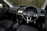 インテリアでは、各所にピアノブラックやシルバーで塗装された装飾パーツを用いることで、質感を高めている。