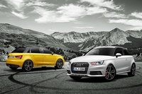 「アウディS1 クワトロリミテッドエディション」（右）と「S1スポーツバック クワトロリミテッドエディション」（左）。