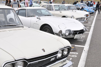 「TIME TRAVEL PARKING」の様子。パドック内の専用スペースには古き良き時代の名車が集う。