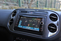 iPhoneと接続することでSNSの情報も閲覧できるなど、多機能のナビゲーションシステムが標準装備となる。