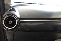 エアコンの吹き出し口やダッシュボードのモールディングなど、各所にホワイトのアクセントがあしらわれている。
    