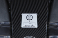 カーボン製のカバーには、このエンジンを手作業で組み上げたマイスターのサインが刻まれている。