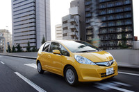 【スペック】ホンダ・フィットハイブリッド：全長×全幅×全高＝3900×1695×1525mm／ホイールベース＝2500mm／車重＝1130kg／駆動方式＝FF／1.3リッター 直4SOHC8バルブ（88ps/5800rpm、12.3kgm/4500rpm）、モーター（14ps/1500rpm、8.0kgm/1000rpm）／価格＝172万円（テスト車＝201万6500円／HDDインターナビシステム＋インターナビプレミアムクラブ＝26万5000円／車体色<プレミアムイエローパールII>＝3万1500円）