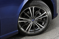 「R」に装着されていたのはオプションの215/45R17タイヤとガンメタリック塗装の17インチアルミホイール。