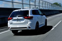 新型は加速性能も見直されている。プラグインハイブリッドシステムやモーターの制御が見直され、発進時や走行時の加速やレスポンスが高められている。