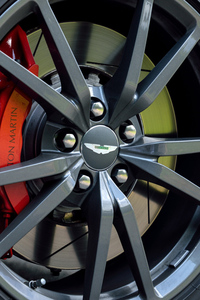 タイヤサイズは前が245/40ZR19で、後ろは285/35ZR19。タイヤの銘柄はブリヂストン・ポテンザRE050。