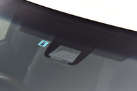 「エスティマ」は全車に、単眼カメラとレーザーレーダーを使った予防安全装備「Toyota Safety Sense C」が搭載される。写真はそのセンサー部。