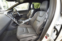 「R-DESIGN」専用の本革／パーフォレーテッドレザー・コンビネーションシートが装着される。