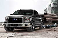 アメリカで大人気の「フォードF-150」。アメリカ人が思い描く「強いクルマ」といえば、今も昔もフルサイズピックアップトラック。見よ、このマッチョな存在感を！
    