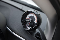 「フォーツー」「フォーフォー」ともに、ターボ車のAピラー付け根には、エンジン回転計が備わる。メーター下方に見える円形部分は、時計。