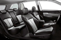 「EyeSight Sport Selection」ならではの装備、ツートンカラーの特別内装。