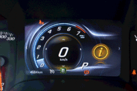 液晶メーターの中央部はマルチインフォメーションディスプレイの役割をになう。車速や燃費情報のほか、タイヤの空気圧なども表示される。（写真をクリックすると表示バリエーションが確認できます）
    