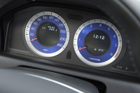 アルミニウムベゼルがまぶしいブルーのメーターは、スペシャルグレード「R-DESIGN」の証だ。